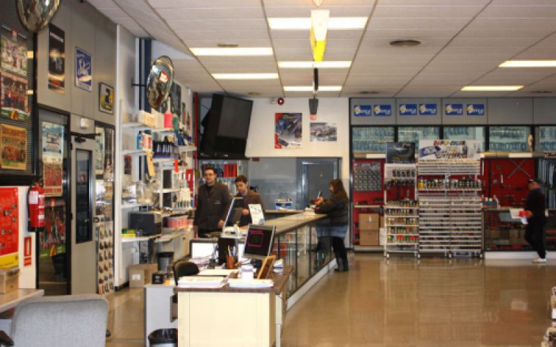 Interior de la botiga amb gent al taulell