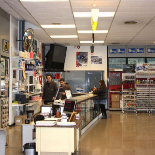 Interior de la botiga amb gent al taulell