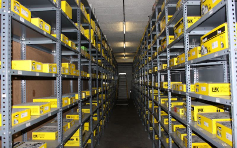 Prestatgeries amb productes a l'interior de magatzem