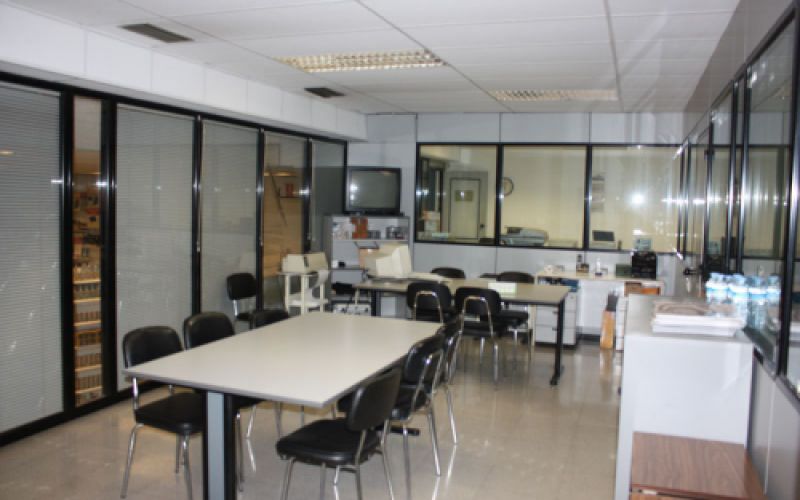 Oficina amb taules llargues i diverses cadires