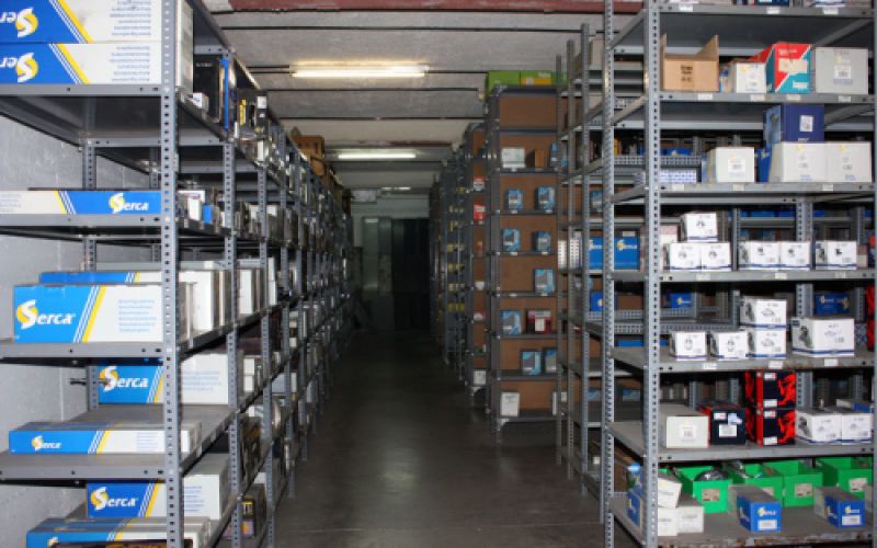 Diverses prestatgeries amb productes a l'interior de magatzem