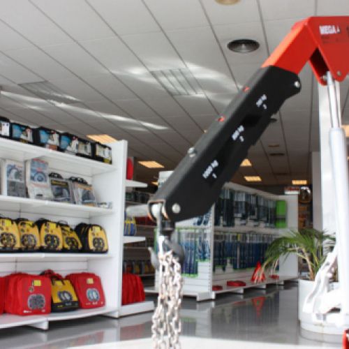Expositor amb lubricants i maquinària de grua en primer pla