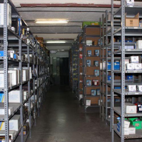 Diverses prestatgeries amb productes a l'interior de magatzem