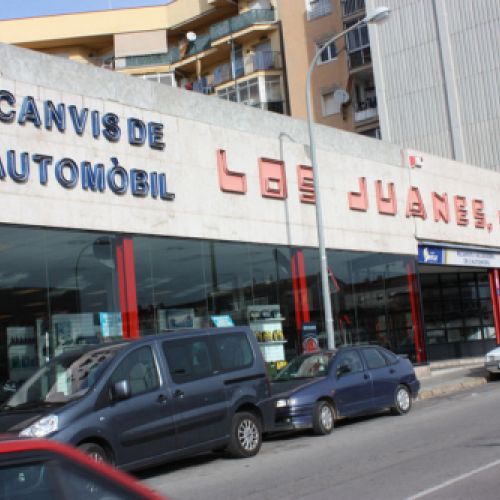 Façana amb rètol i nom a la part superior