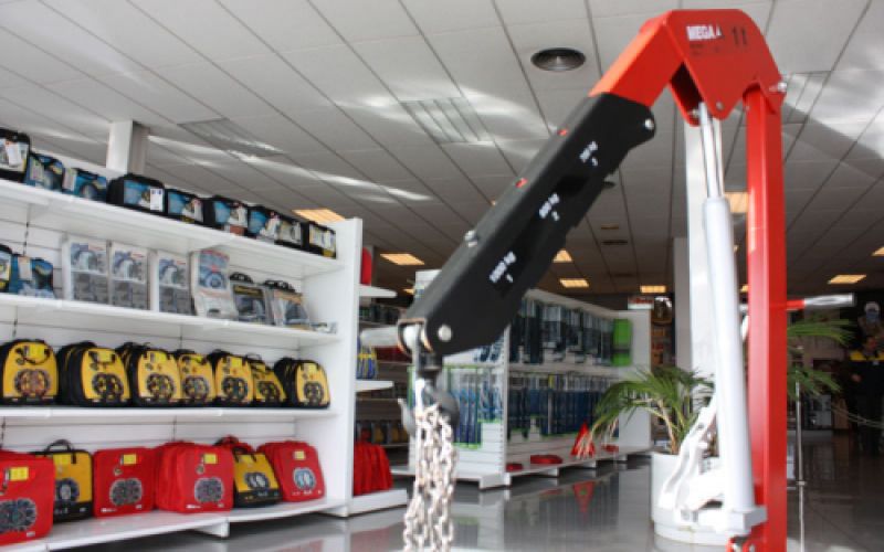 Expositor amb lubricants i maquinària de grua en primer pla