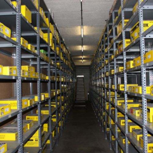 Prestatgeries amb productes a l'interior de magatzem