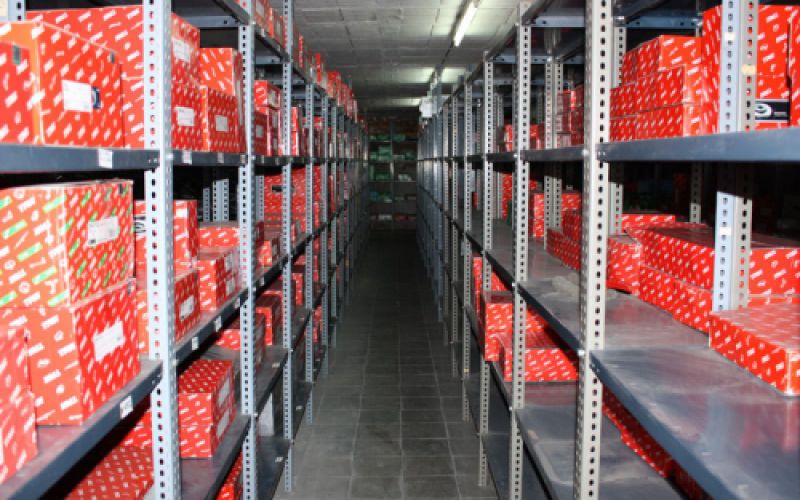 Prestatgeries amb diversos productes a l'interior de magatzem